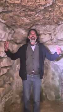special resonance inside Westlkennet Longbarrow