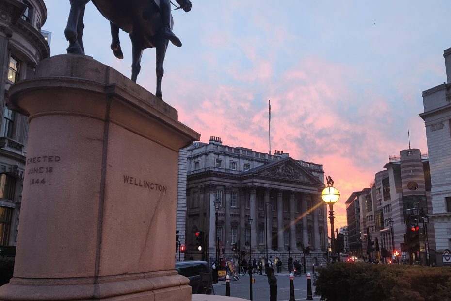 Duke Wellington and Mansion House with red sky